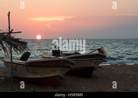 Barche da pesca al tramonto, Kalpitiya penisola, Sri Lanka Foto Stock