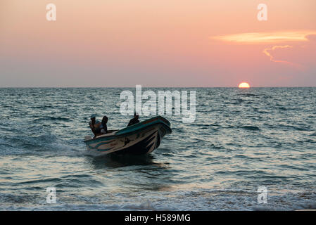 La pesca in barca al tramonto, Kalpitiya penisola, Sri Lanka Foto Stock