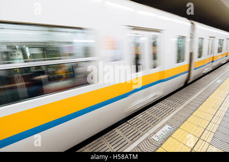 Osaka, Giappone - 30 Novembre 2015: Osaka stazione della metropolitana e di movimento del treno sfocata. Foto Stock