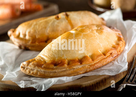 Deliziosa casa Cornish pasties con carne di manzo, le carote e le patate. Foto Stock