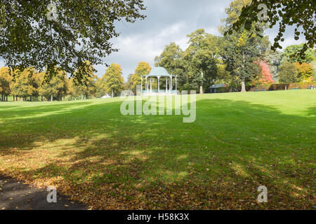 Il bandstand a Shrewsbury cava del parco con la Dingle in background Foto Stock