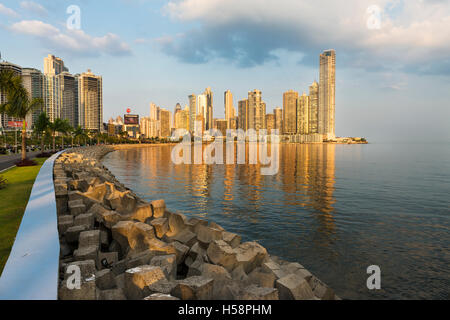 Panama City, Panama - 18 Marzo 2014: vista del quartiere finanziario e di mare in Panama City, Panama, al tramonto. Foto Stock