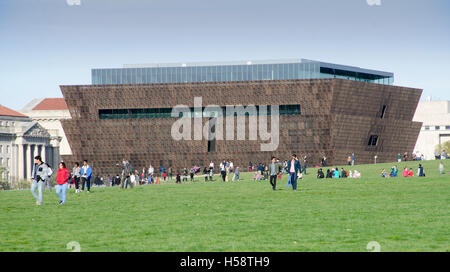 Museo Nazionale di afro-americano di storia e cultura, sul National Mall di Washington, DC, con la gente in primo piano. Foto Stock