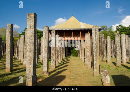 Sfacciato palazzo nella città antica di Anuradhapura, Sri Lanka Foto Stock