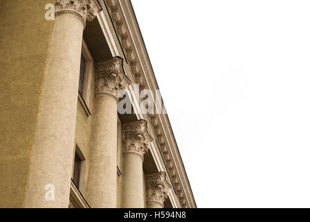 Colonne sulla facciata di un vecchio edificio ristrutturato Foto Stock