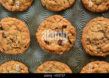 Freschi di forno di farina di avena raisin walnut cookies sul vassoio vintage nella luce naturale. Formato orizzontale shot dal tettuccio Foto Stock