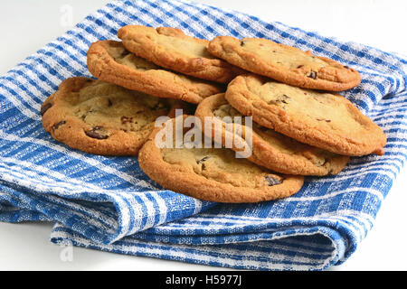 Freschi di forno i biscotti al cioccolato su blu e bianco tovagliolo in formato orizzontale. Macro con profondità di campo ridotta. Foto Stock