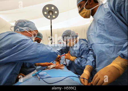 La simulazione di una operazione chirurgica con un film e tv falsa fatta dal make-up e protesi esperto Max Campbell come un insegnamento ai Foto Stock