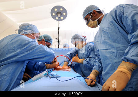 La simulazione di una operazione chirurgica con un film e tv falsa fatta dal make-up e protesi esperto Max Campbell come un insegnamento ai Foto Stock