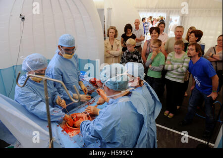 La simulazione di una operazione chirurgica con un film e tv falsa fatta dal make-up e protesi esperto Max Campbell come un insegnamento ai Foto Stock