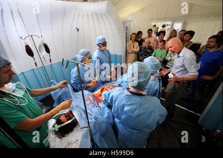 La simulazione di una operazione chirurgica con un film e tv falsa fatta dal make-up e protesi esperto Max Campbell come un insegnamento ai Foto Stock