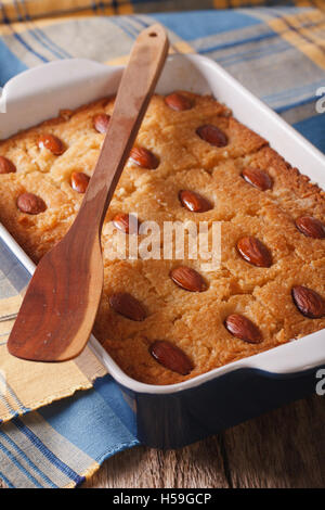 Torta dolce con mandorla vicino fino in una teglia sul piano verticale. Foto Stock