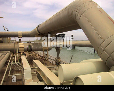 Il 12 aprile 2003 un labirinto di tubi in corrispondenza di un terminale di olio sul Shatt al-Arab fluviale in Khor Al-Zubair porta, Iraq meridionale. Foto Stock