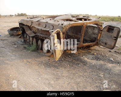 9th Luglio 2003 UN bruciato BMP-1 IFV si trova abbandonato dalla strada, a circa 25 miglia a nord di Baghdad sull'autostrada Uno. Foto Stock
