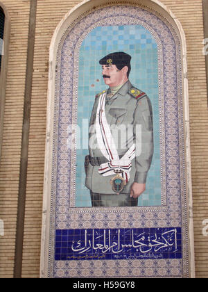11 Luglio 2003 Un praticamente integre, big piastrellate ritratto di Saddam Hussein al saccheggiato Consiglio Nazionale edificio a Baghdad. Foto Stock