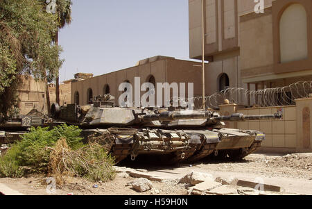 Il 24 luglio 2003 STATI UNITI Army M1A1 Abrams serbatoi del 1° Divisione Corazzate 1-37 ("banditi") a Baghdad, Iraq. Foto Stock