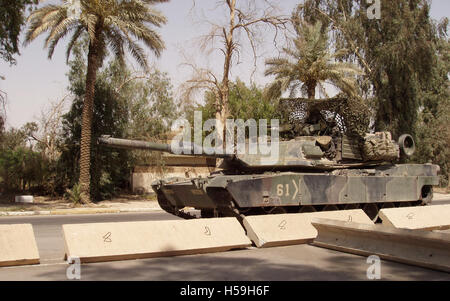 Xxv Luglio 2003 U.S. Army M1A1 Abrams serbatoio della 1° Divisione Corazzate all'interno della zona verde a Baghdad, Iraq. Foto Stock