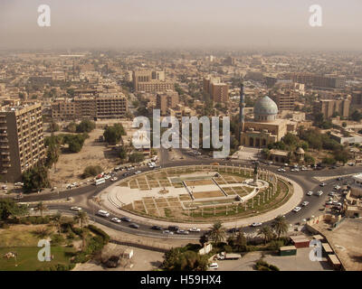 6th Novembre 2003 la vista di Piazza Firdos dal tetto dello Sheraton Hotel a Baghdad: La moschea del 17 Ramadan e la città oltre. Foto Stock