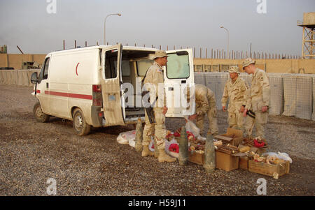 11 novembre 2003 una cache di armi messo in mostra da parte del governo degli STATI UNITI All'interno dell'esercito FOB (Avanzamento base operativa) Falcon, a sud di Baghdad. Foto Stock