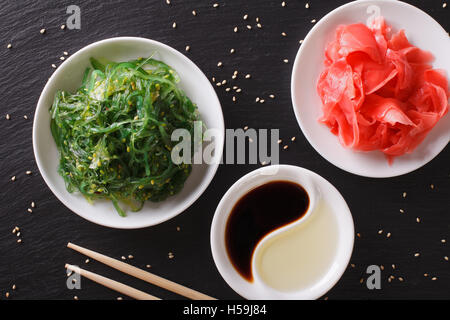 Giapponese insalata di wakame e zenzero sott'aceto sul tavolo di close-up. orizzontale vista superiore Foto Stock