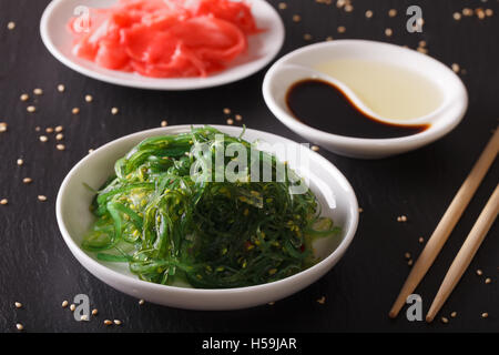 Chuka giapponese con insalata di wakame e zenzero sott'aceto sul tavolo. Posizione orizzontale Foto Stock