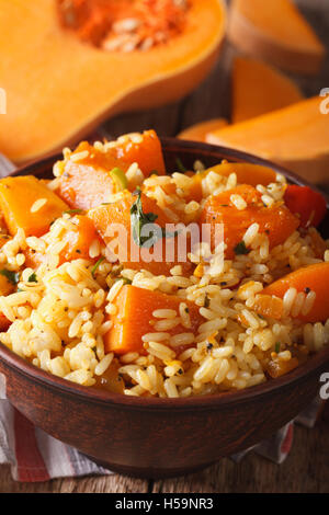 Risotto con zucca in una ciotola vicino sul piano verticale. Foto Stock