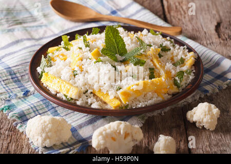 Alimenti dietetici: cavolfiori riso con uova strapazzate e erbe closeup su una piastra orizzontale. Foto Stock