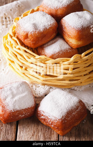 Deliziose le ciambelle beignets piazza vicino fino al cestello verticale. Foto Stock