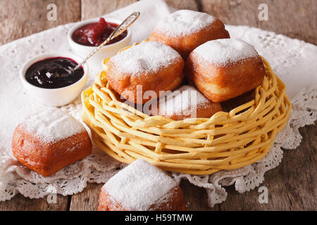 Delizioso square beignets ciambelle con marmellata di close-up sul tavolo orizzontale. Foto Stock