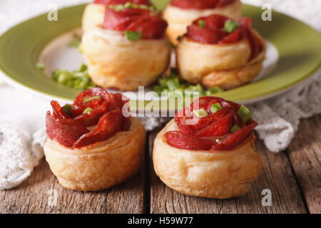 Mini pizza con salame e formaggio vicino sul tavolo. Posizione orizzontale Foto Stock