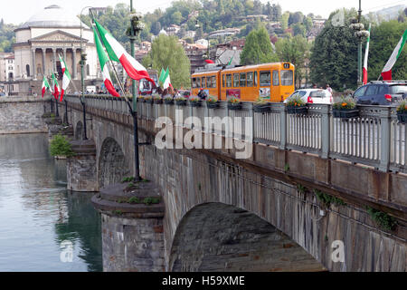 Bandiere Italiane adornano ponte sopra il fiume Po durante il 150 anniversario dell unificazione,Torino Italia,2011. Foto Stock