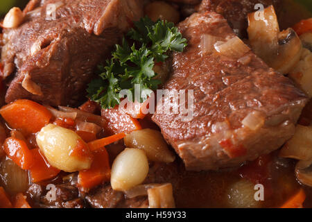 Bourguignon di manzo macro sfondo. vista orizzontale dal di sopra Foto Stock