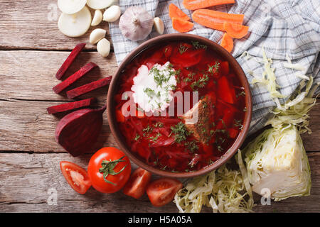 Borsch ucraino e la zuppa di ingredienti sul tavolo. Vista orizzontale dal di sopra Foto Stock