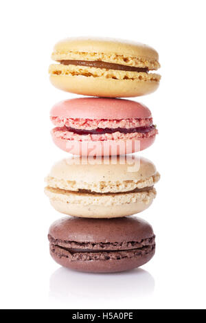 Amaretti colorati stack. Dolce macarons. Isolato su sfondo bianco Foto Stock
