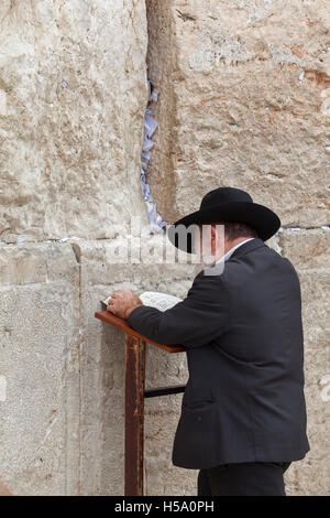 Ebreo prega davanti a 'Western Wall'. Gerusalemme la città vecchia, Israele. Foto Stock