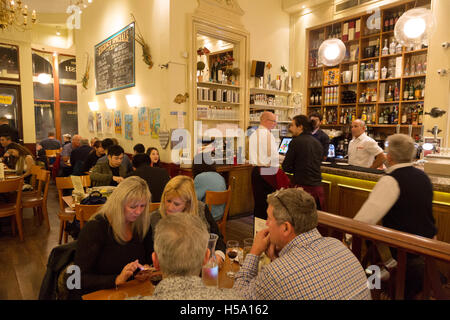 Il Regency ristorante interno, un ristorante di pesce, Brighton East Sussex England Regno Unito Foto Stock