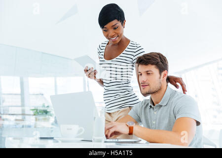 Gruppo di due imprenditori che lavorano in ufficio e per discutere di nuove idee Foto Stock