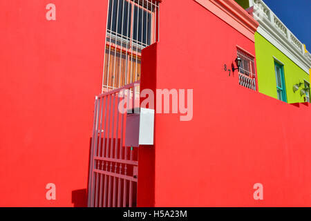 Bo-Kaap Distretto Cape-tradizionalmente una zona multiculturale noto per le sue colorate case e ciottoli lapidato strade Cape Town, Sud Africa Foto Stock