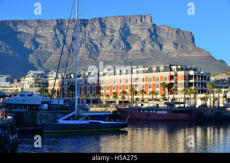 Cape Grace Hotel su thew Victoria and Alfred Waterfront , con Table Mountain dietro a Cape Town, Sud Africa Foto Stock