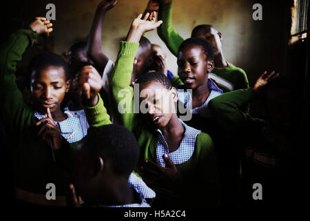 La preghiera del mattino nelle zone rurali in Uganda Africa orientale Foto Stock