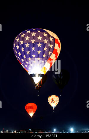 Dawn Patrol, illuminato i palloni ad aria calda nell'aria, Albuquerque International Balloon Fiesta di Albuquerque, Nuovo Messico USA Foto Stock