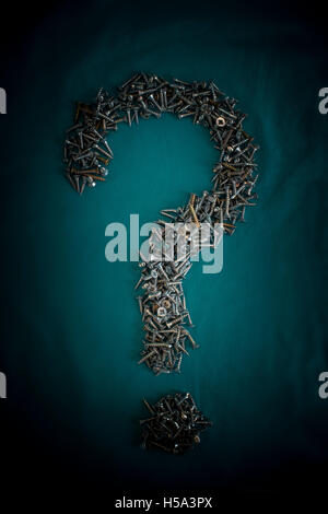 Small Twin-fast viti rivestito a forma di punto interrogativo su sfondo scuro Foto Stock Small Twin-fast viti rivestito a forma di punto interrogativo su sfondo scuro Foto Stock