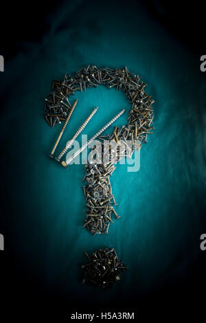 Small Twin-fast viti rivestito a forma di punto interrogativo su sfondo scuro Foto Stock Small Twin-fast viti rivestito a forma di punto interrogativo su sfondo scuro Foto Stock