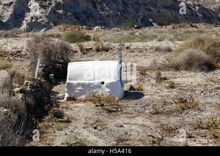 La vista dal borgo di Manolas sull Isola di Thirassia;, Santorini: Nascondi per la cattura di uccelli migratori Foto Stock