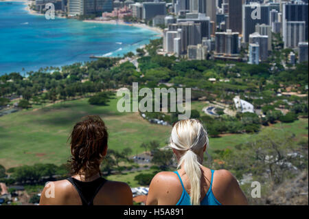 Due turisti femmina godendo la vista di Waikiki area turistica di Honolulu dal Diamond Head mountain Foto Stock