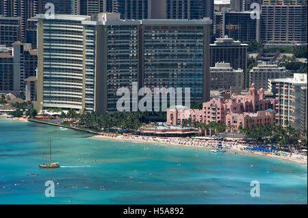 Vista di Waikiki area turistica di Honolulu dal Diamond Head mountain Foto Stock