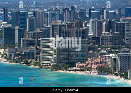 Vista di Waikiki area turistica di Honolulu dal Diamond Head mountain Foto Stock