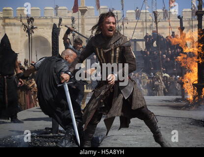 Data di rilascio: dicembre 21, 2016 Titolo: Assassins Creed STUDIO: Twentieth Century Fox Film direttore: Justin Kurzel Trama: quando Callum Lynch esplora i ricordi del suo antenato Aguilar e guadagna le competenze di un maestro assassino, egli scopre di essere un discendente di assassini segreti della società starring: Michael Fassbender come Callum Lynch / Aguilar (credito Immagine: c Twentieth Century Fox Film Entertainment/Immagini/) Foto Stock