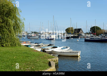 Barche ormeggiate lungo il fiume Stour, Christchurch, Dorset, England, Regno Unito Foto Stock