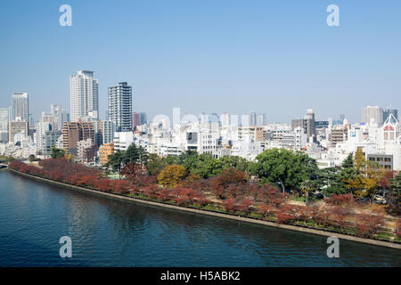 Osaka, Giappone - 30 Novembre 2015: Kyū-fiume Yodo e grattacieli del centro cittadino di Osaka, in Giappone. Foto Stock